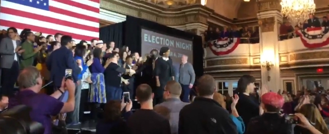 Copertina di Midterm 2018, eletta la prima afroamericana in Massachussetts. Lei balla sul palco e gli elettori in coro: “Change can’t wait”