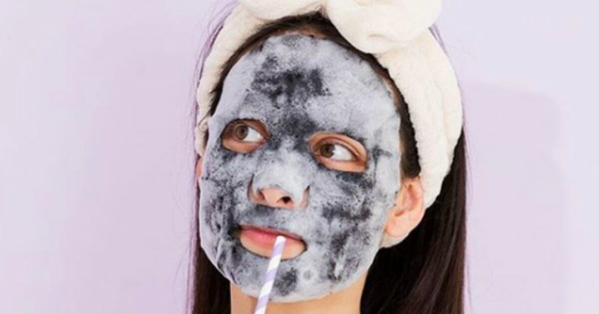 Detox viso pre-feste: come fare a casa le maschere virali su Instagram a base di yogurt, cachi e miele per una pelle luminosa last minute (a costo zero)