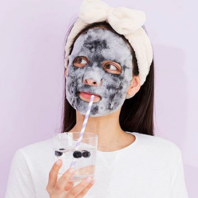Detox viso pre-feste: come fare a casa le maschere virali su Instagram a base di yogurt, cachi e miele per una pelle luminosa last minute (a costo zero)