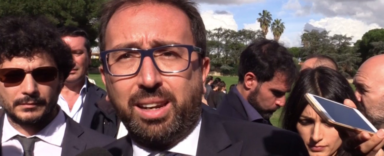 Copertina di Prescrizione, Bonafede: “Pronti a valutare proposte di miglioramento ma chi sbaglia deve pagare. Il testo lunedì in aula”