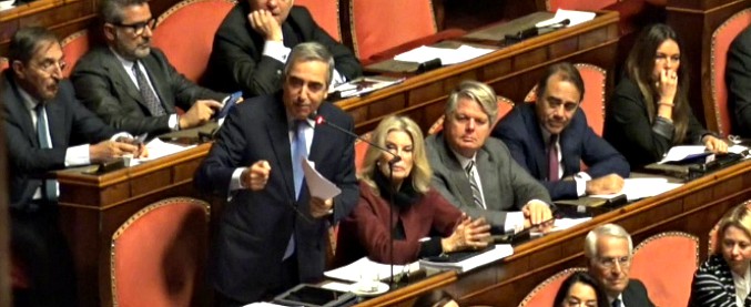 Copertina di Dl Sicurezza, Gasparri: “Dissidente non è De Falco, ma M5s che ha dimenticato programma”. E FI protesta con cartelli