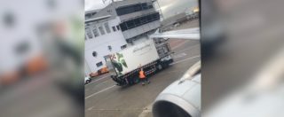 Copertina di Linate, furgone urta un aereo diretto a Napoli: evacuati i 73 passeggeri. Il rapper Ghali a bordo riprende l’incidente