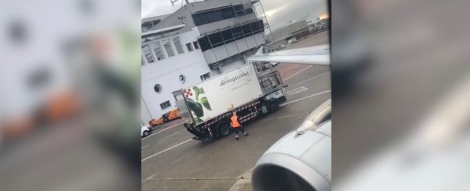 Copertina di Linate, furgone urta un aereo diretto a Napoli: evacuati i 73 passeggeri. Il rapper Ghali a bordo riprende l’incidente