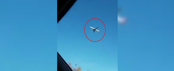 Copertina di Il mistero dell’aereo fermo nel cielo? Ecco il video che sta facendo discutere: qual è la causa dello strano fenomeno?