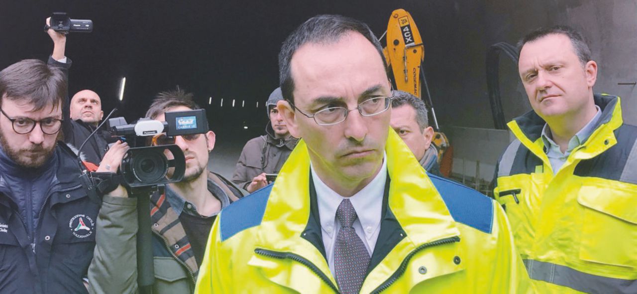 Copertina di Toninelli silura Armani: colpo alla fusione Anas-Fs