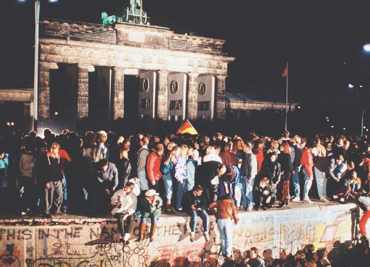 La notte senza barriere - Festeggiamenti nella notte del 9 novembre 1989 dopo la fine dei controlli tra Est e Ovest La lezione di Berlino: i muri non sono mai la soluzione