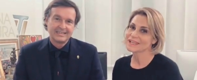 Copertina di Simona Ventura e il compagno Gerò Carraro si lasciano con un video sui social. Ma alla fine si baciano