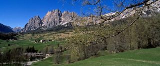 Copertina di Trentino, ritrovo con 600 jeep ai piedi delle Dolomiti: “No, salvaguardiamo l’ambiente”. Apt: “Lasciatecelo fare”