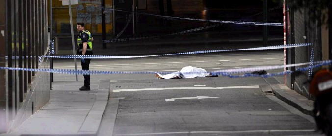 Melbourne, uomo accoltella tre persone in strada: due morti, feriti alcuni passanti