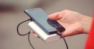 Copertina di Ricarica ultrarapida per smartphone dannosa per le batterie? Xiaomi e OPPO fanno luce