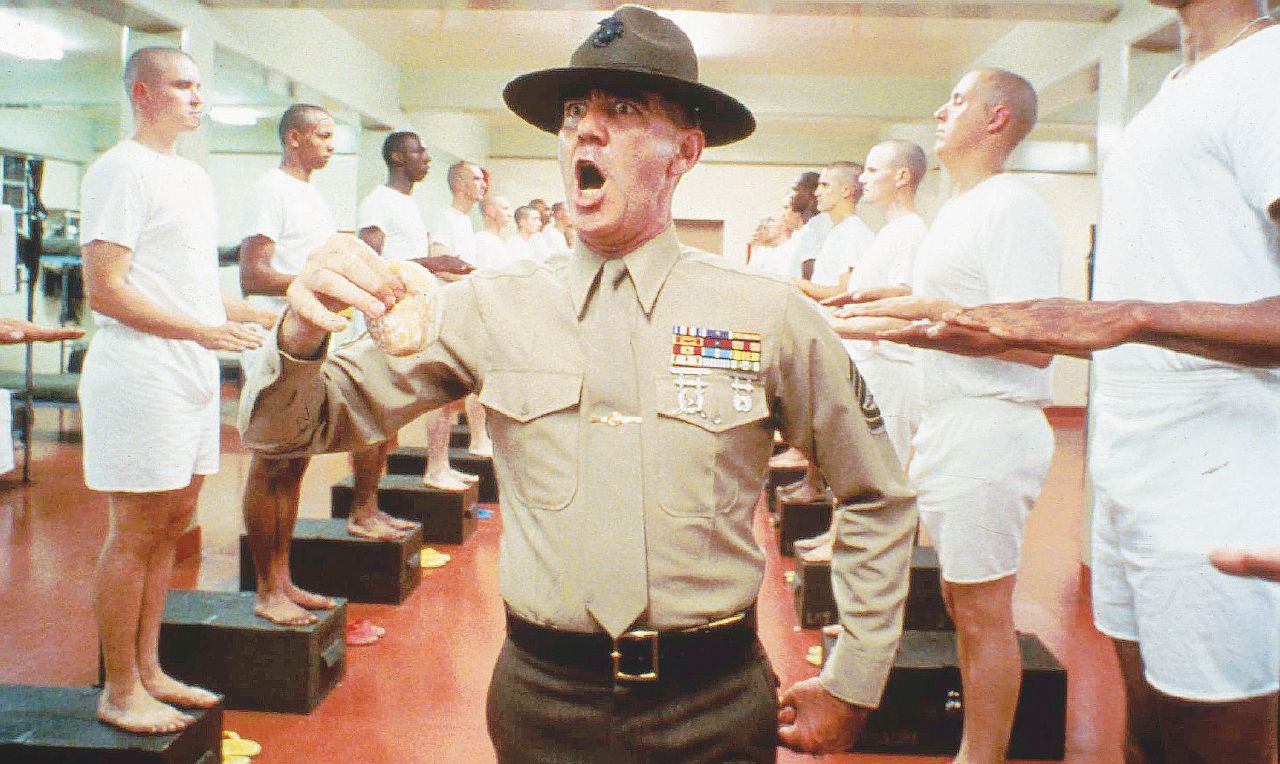Il film di Kubrick - Una scena di Full Metal Jacket - Fotogramma Catania, in caserma scene da Full Metal Jacket. “Merde, vi caccio”: il colonnello insulta e minaccia i soldati
