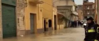 Copertina di Maltempo in Sicilia, esondato il fiume Mazaro: allagamenti e danni. Salvate due famiglia in difficoltà