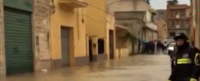 Copertina di Maltempo in Sicilia, esondato il fiume Mazaro: allagamenti e danni. Salvate due famiglia in difficoltà