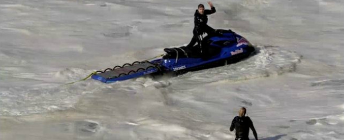 Copertina di Paura per il surfista Bierke: travolto da un gigantesco muro d’acqua a Nazaré. Le impressionanti immagini