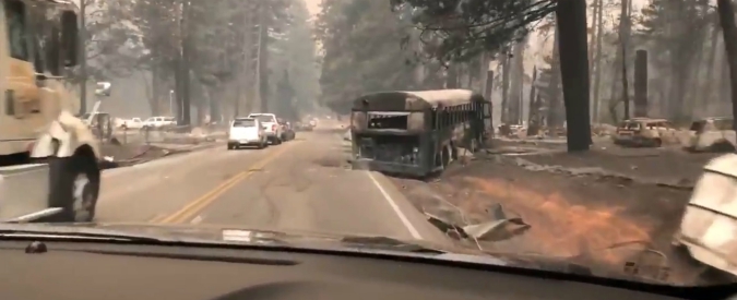 Copertina di Incendi California, paesaggio apocalittico dopo lo spegnimento delle fiamme: il video dalle strade fantasma