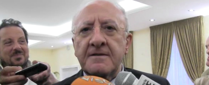 Copertina di Raggi, De Luca: “Assoluzione? Basta con questo vittimismo. La vogliamo santificare? Guardate Roma, è in condizioni penose”