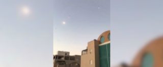 Copertina di Sirene, urla e una pioggia di razzi su Israele: sistema militare intercetta in cielo i missili lanciati da Hamas