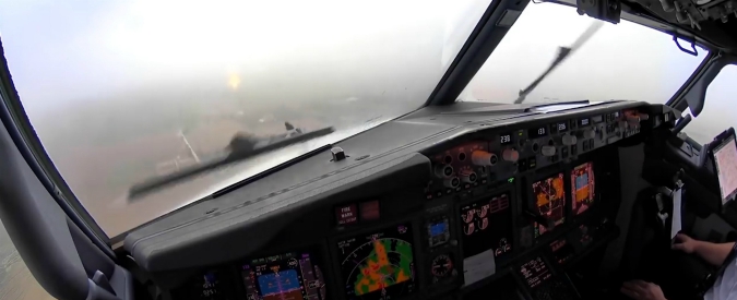 Copertina di Forte temporale su Palma di Maiorca, l’atterraggio nella tempesta è da brividi. Il video dalla cabina di pilotaggio