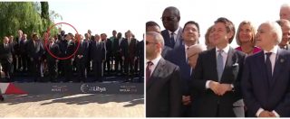 Copertina di A Palermo c’è la foto con ministri e capi di Stato, ma Conte si distrae. I fotografi: “Chi sta salutando, Presidente?”