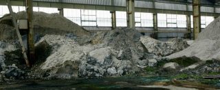 Copertina di Padova, Terra dei Fuochi: “fabbrica” di rifiuti abbandonata da 14 anni. Bonifiche a rilento e la prescrizione salva gli imputati