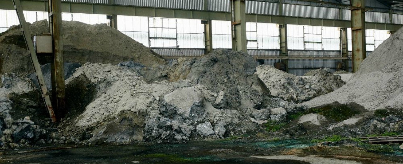 Padova, Terra dei Fuochi: â€œfabbricaâ€ di rifiuti abbandonata da 14 anni. Bonifiche a rilento e la prescrizione salva gli imputati