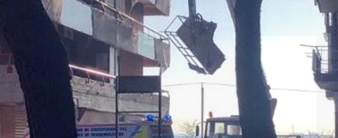 Taranto, precipitano da una gru in movimento: morti due operai edili