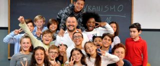 Copertina di Rai3, Salvini inaugura il format “Alla lavagna” interrogato dai bimbi. Critiche sui social: “Puntata da Istituto Luce”