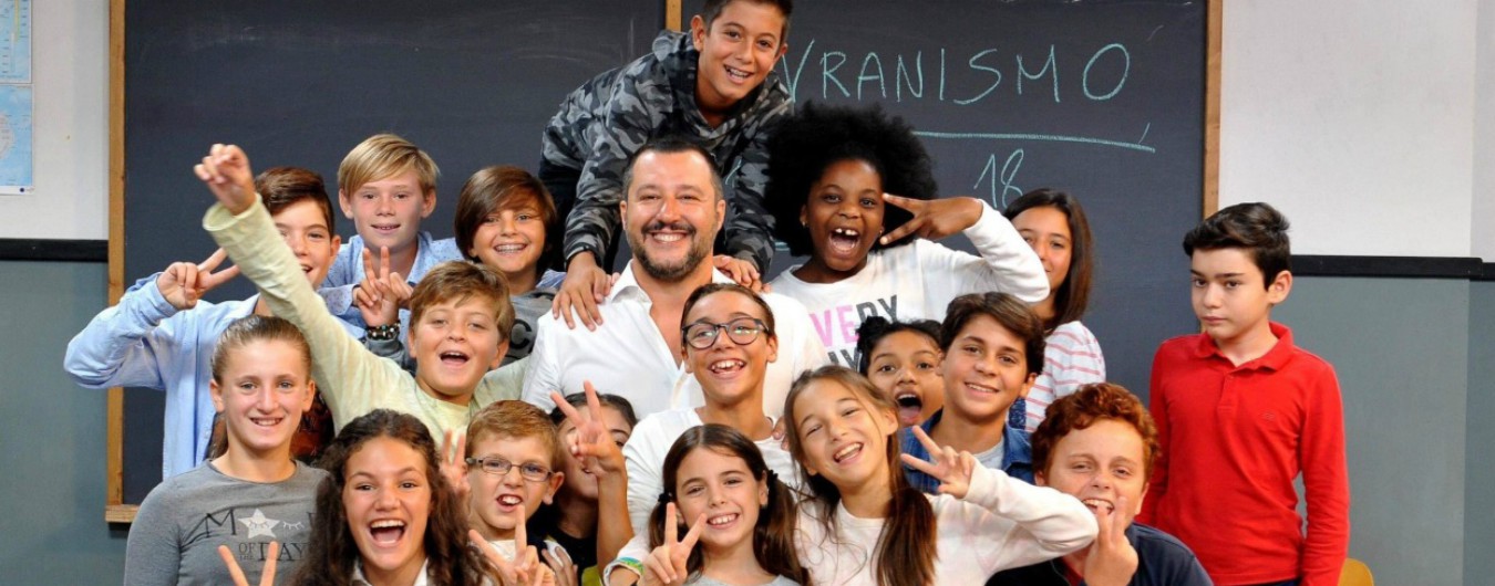 Rai3, Salvini inaugura il format “Alla lavagna” interrogato dai bimbi. Critiche sui social: “Puntata da Istituto Luce”