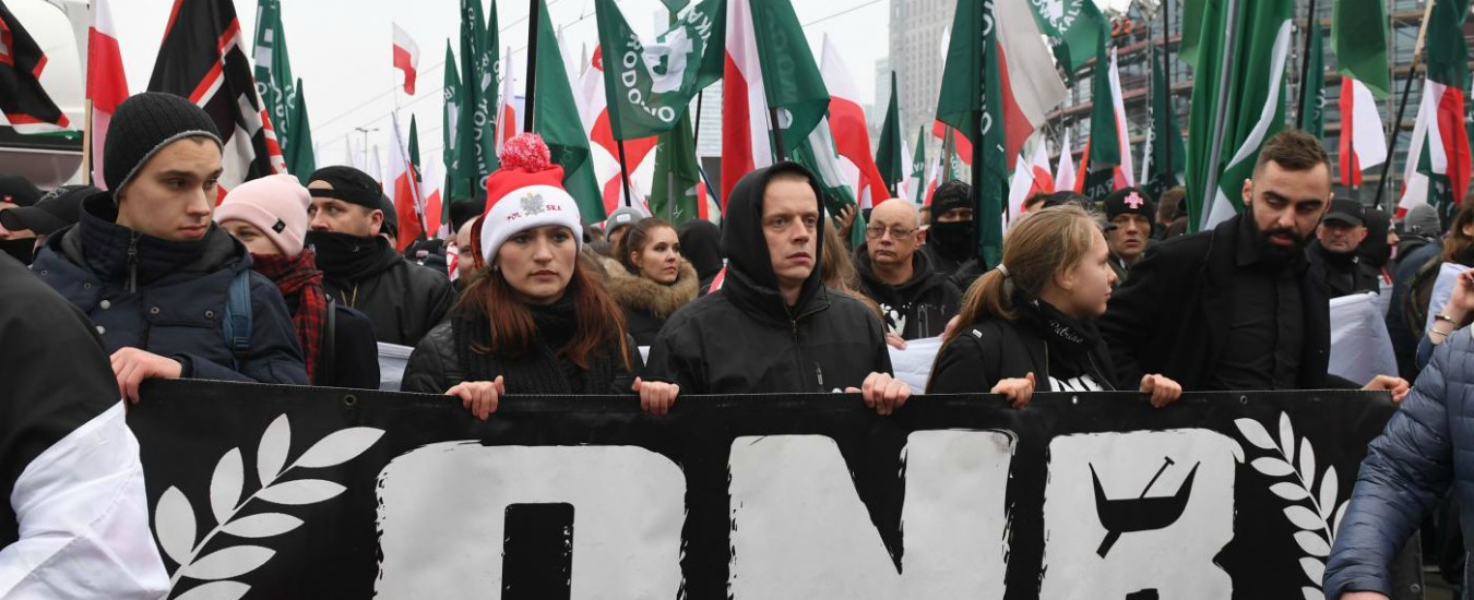Copertina di Polonia, a Varsavia sfilano cittadini e neofascisti. Il governo non si dissocia: il nemico è la democrazia