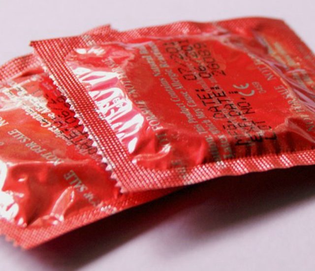 “A rischio di rottura e con perforazioni, non utilizzateli”: scatta l’allarme per 40.000 preservativi difettosi, l’avviso del Ministero. Ritirate 30 marche in Francia