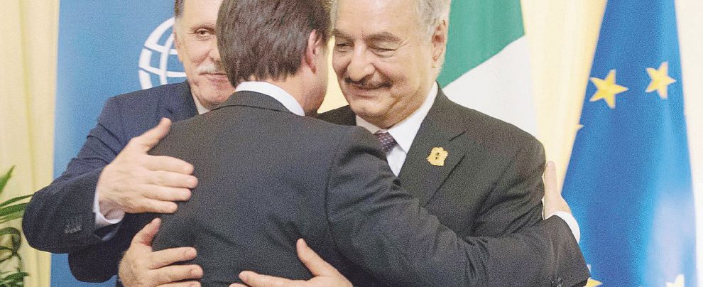L’abbraccio - Giuseppe Conte a Palermo con Khalifa Haftar e Fayez al-Sarraj - Ansa Libia, non c’è accordo. Tutto rinviato a gennaio