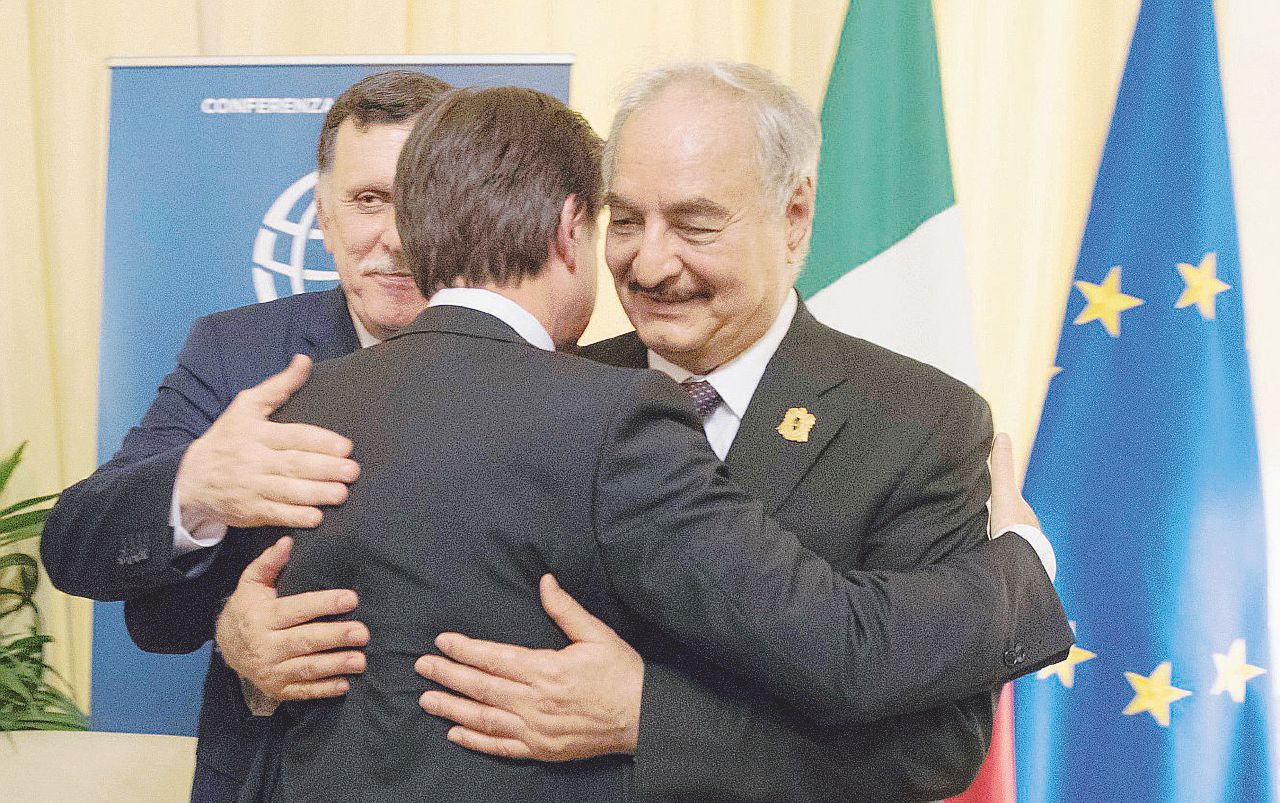 L’abbraccio - Giuseppe Conte a Palermo con Khalifa Haftar e Fayez al-Sarraj - Ansa Libia, non c’è accordo. Tutto rinviato a gennaio