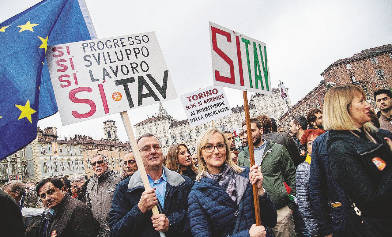 Copertina di Altro che Tav, i veri interessi degli industriali in piazza