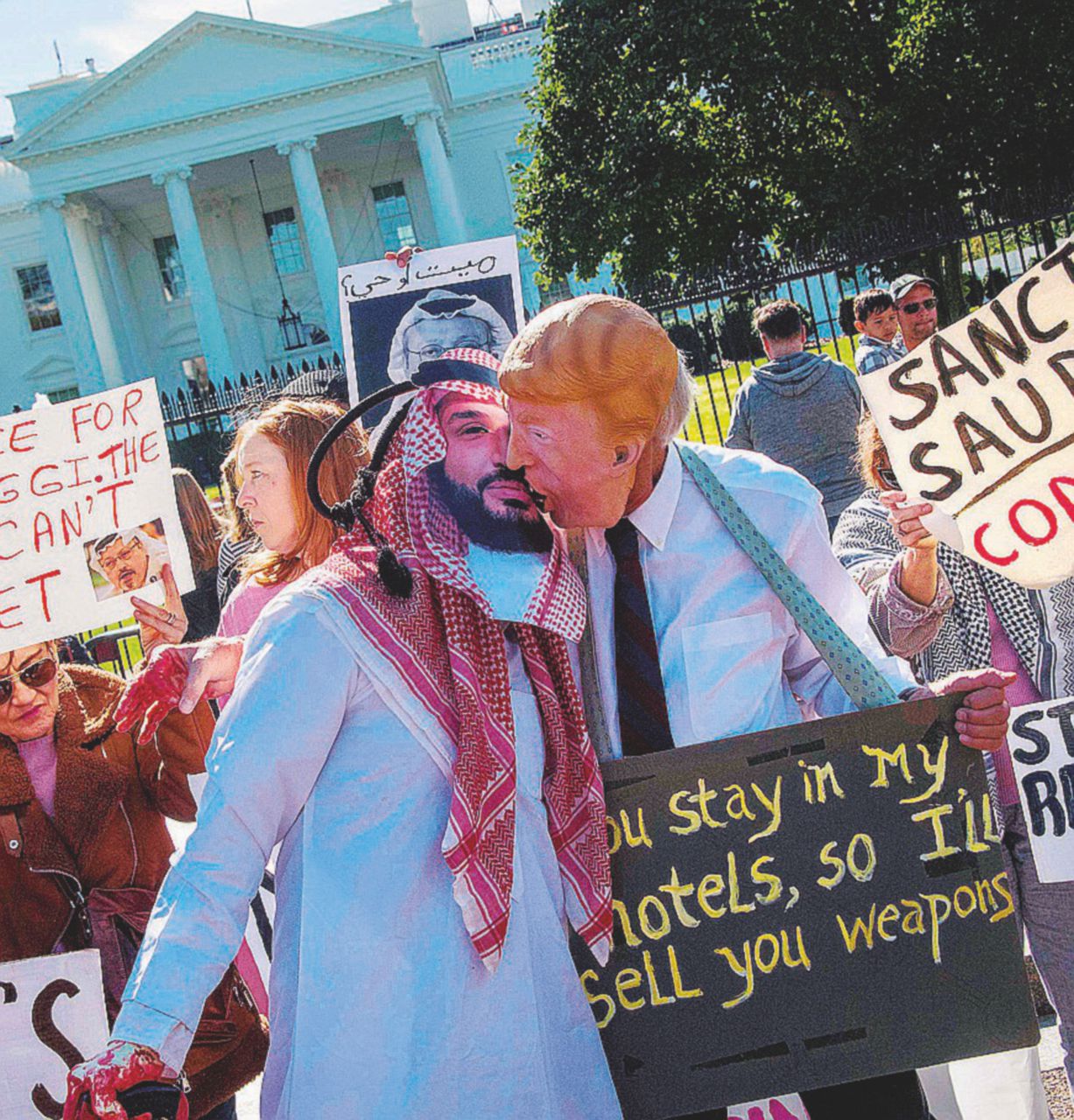 Contestazioni - Un “bacio” fra due maschere: bin Salman e Trump - Ansa Khashoggi, la Casa Bianca “assolve” il principe Salman