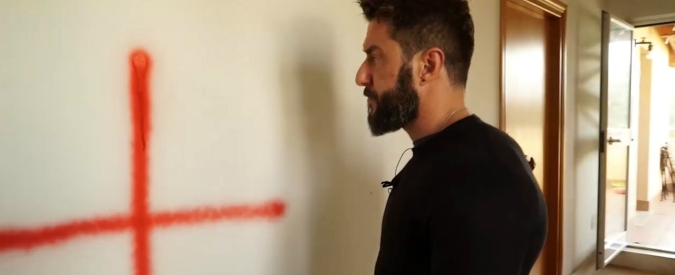 Copertina di Federico Ruffo, intimidazione all’inviato di Report che indagò su tifosi Juve e ‘ndrangheta: “Benzina dappertutto, salvati dal cane”