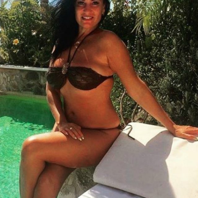 Angela Cavagna, ecco la nuova vita dell’icona sexy degli anni ’80: bikini, ville da sogno e party a bordo piscina alle Canarie [FOTO]