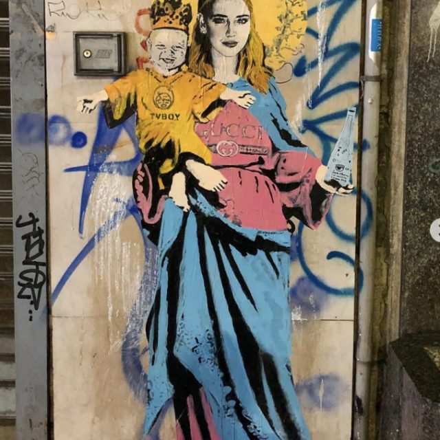 Murales di Chiara Ferragni con Leone (e una bottiglia d’acqua “santa”): come la madonna con bambino