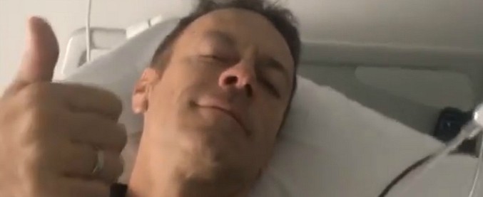 Copertina di Rocco Siffredi ricoverato in ospedale scherza: “Me lo hanno tagliato, se qualcuno di voi lo vuole…”