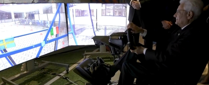 Copertina di Mattarella in viaggio nel futuro: il capo dello Stato alla guida di un’auto da remoto con la tecnologia 5G
