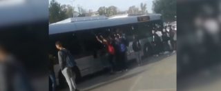 Copertina di Roma, scene da terzo mondo: il bus è strapieno ma gli studenti le provano tutte per salire ed entrano dai finestrini