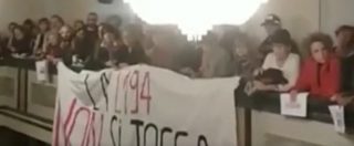 Copertina di Alessandria, Mozione anti aborto in consiglio comunale. ‘Non una di meno’ protesta: sospesa la seduta