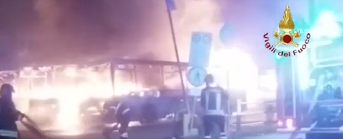Copertina di Torino, sette autobus in fiamme nella notte. Fermato un uomo: “Non mi facevano salire senza biglietto”