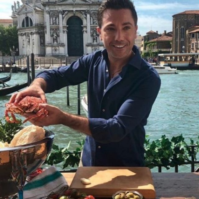 Gino D’Acampo, lo chef italiano famosissimo in Gran Bretagna perde la testa in tv: l’ospite voleva mettere panna acida sul ragù