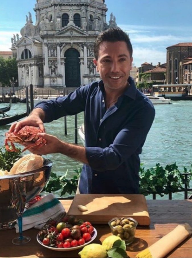Gino D’Acampo, lo chef italiano famosissimo in Gran Bretagna perde la testa in tv: l’ospite voleva mettere panna acida sul ragù