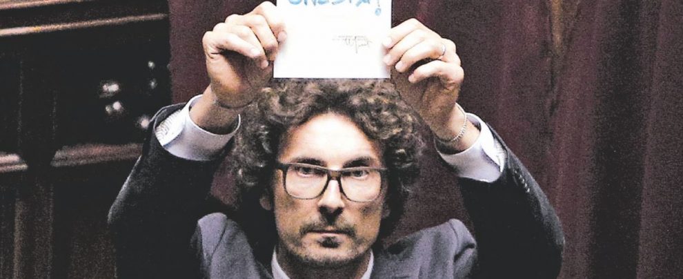 Gli inizi - Danilo Toninelli nel 2014 durante l’elezione di due giudici della Corte costituzionale alla Camera - Ansa “Toninulla”, il demone del ministro lavora 18 ore per fare gaffe