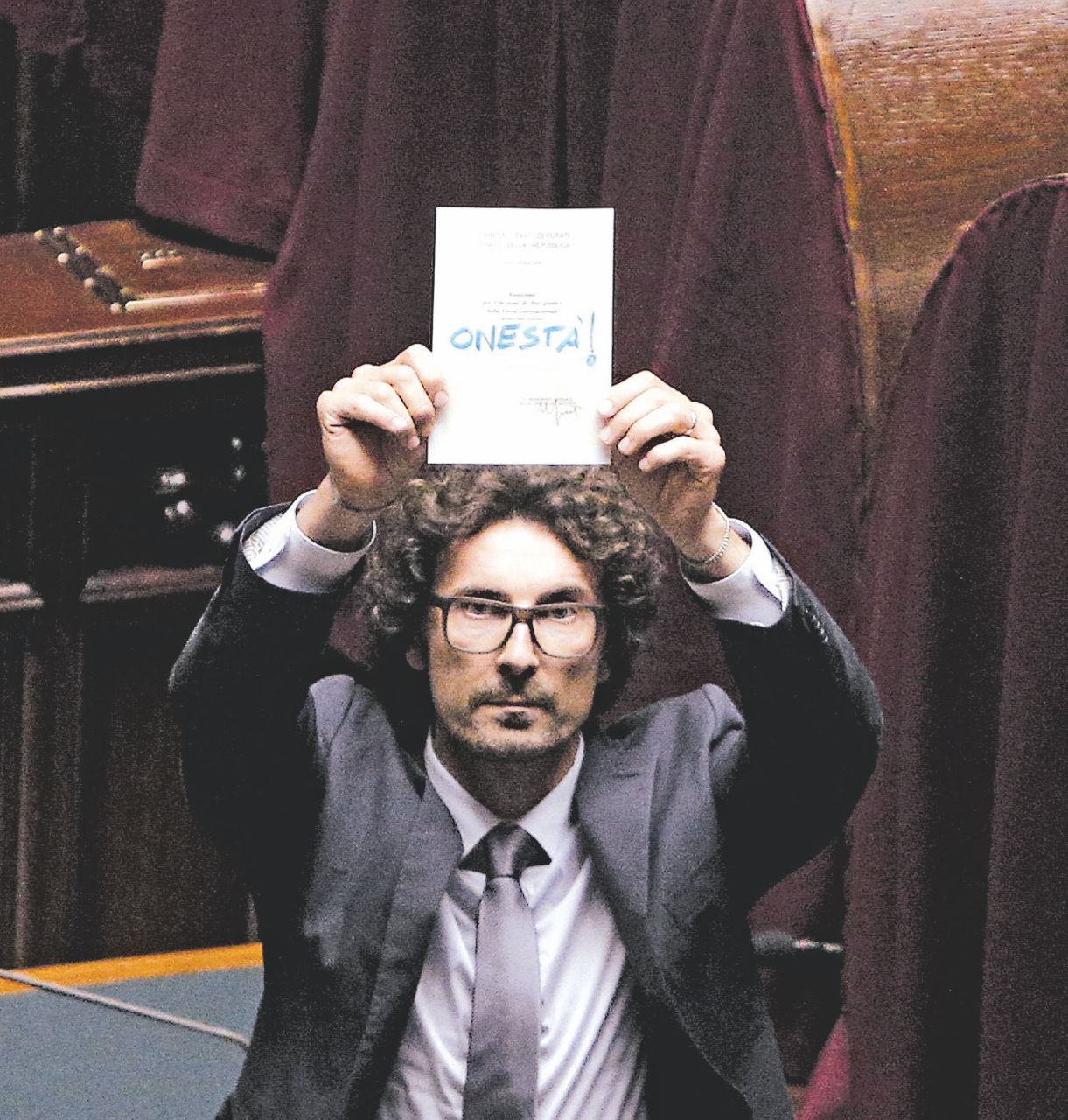 Copertina di “Toninulla”, il demone del ministro lavora 18 ore per fare gaffe
