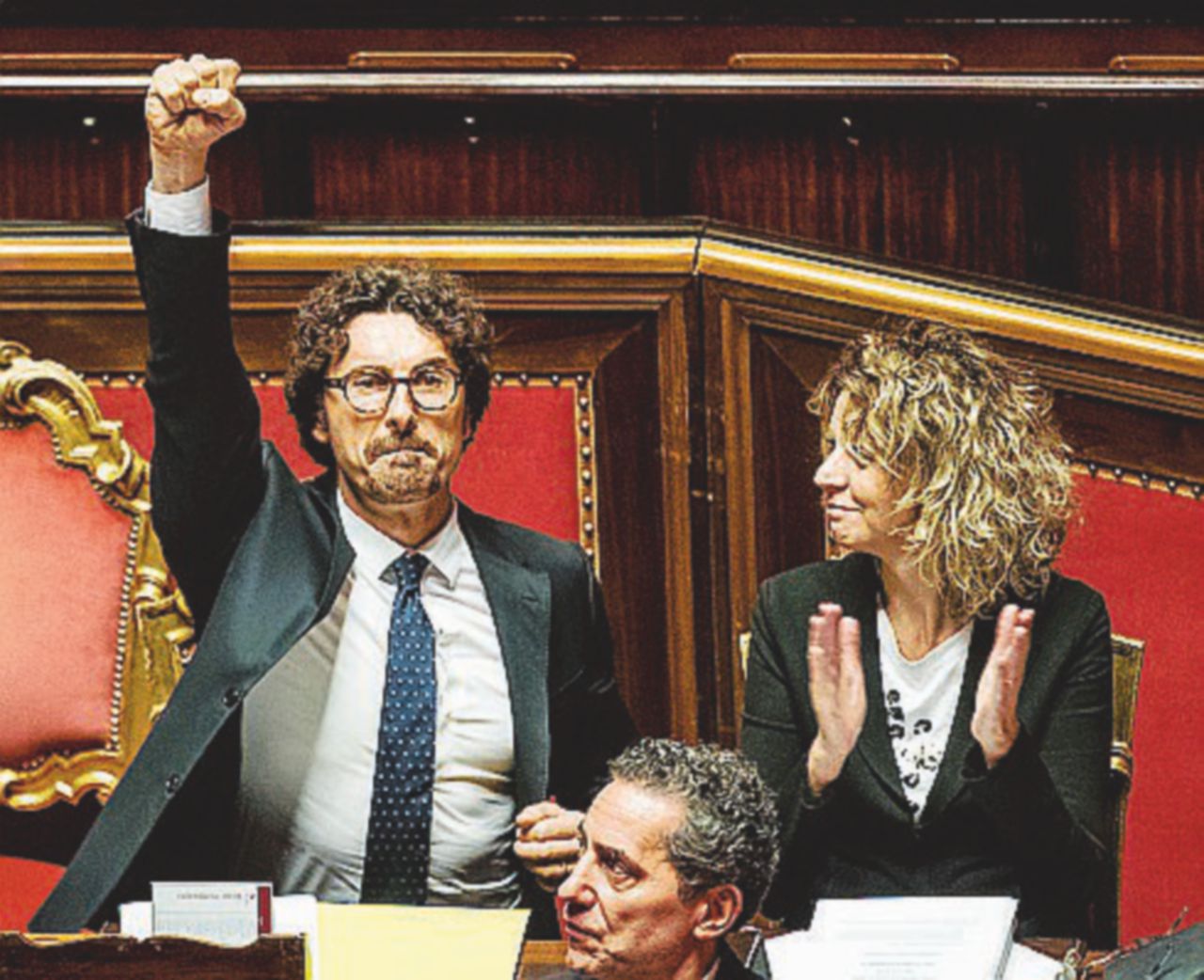 Genova, Toninelli show Fico ferma le espulsioni