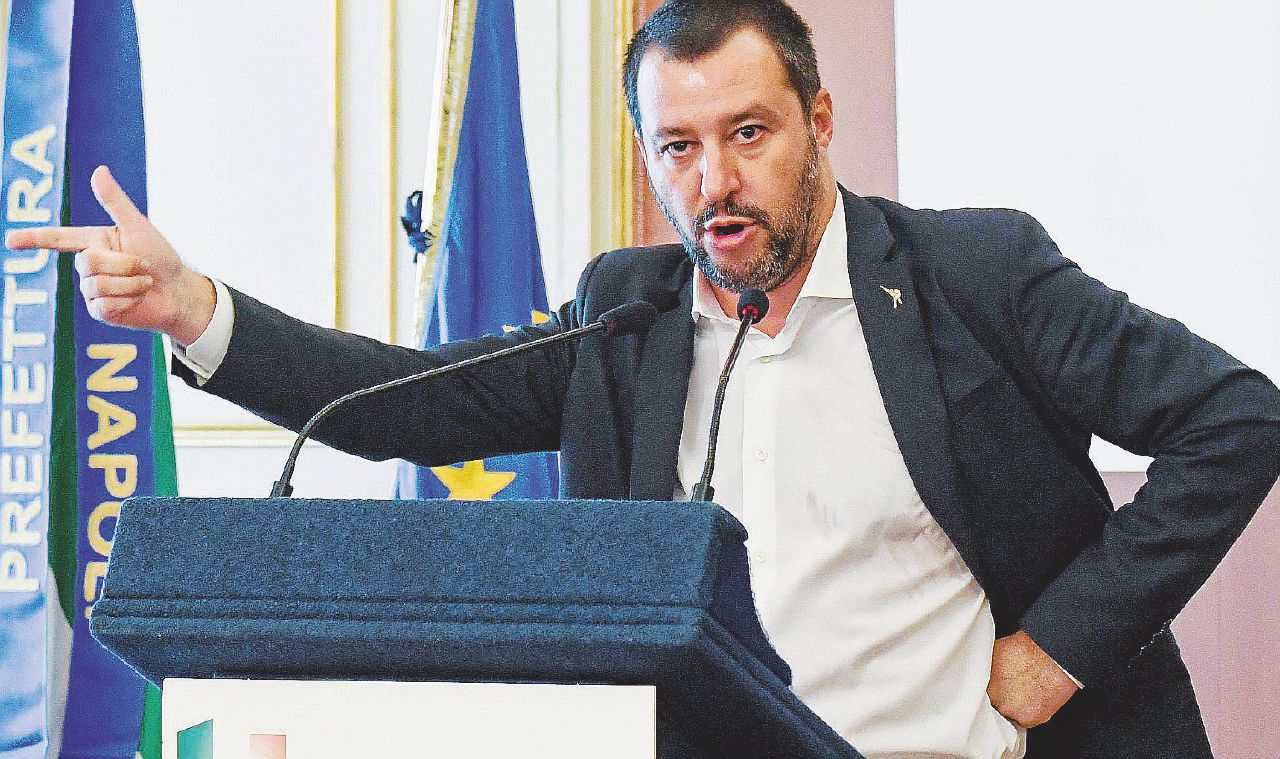 Rifiuti, Salvini non ferma i roghi e la butta in vacca Rifiuti, Salvini non ferma i roghi e la butta in vacca