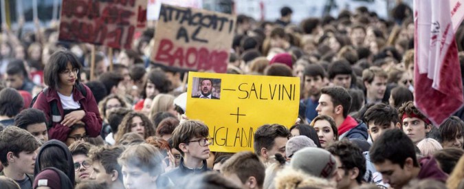 Governo, studenti manifestano: “100mila in 70 piazze”. A Milano è “No Salvini day” e si bruciano bandiere M5s e Lega