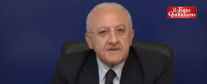 Copertina di De Luca: “Raggi? Beatificata dal M5s come Santa Rita da Cascia. Salvini su inceneritori? Posizione inaccettabile”